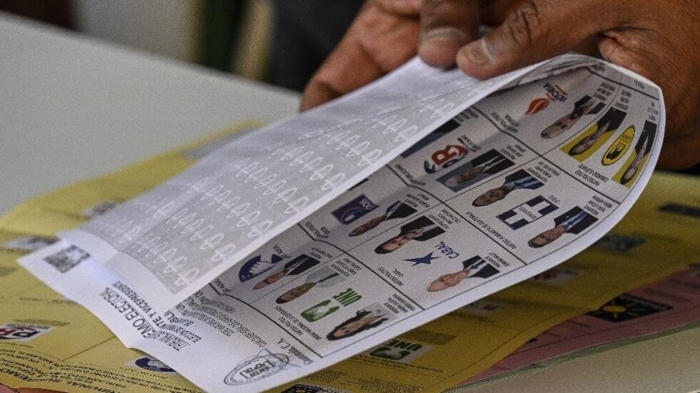 #EleccionesGuate2023 | El director de Comunicación Social del <a href="/TSEGuatemala/">TSE Guatemala</a> David de León dijo a los medios que "están a la espera de finalizar unos procesos". Por lo que aún no hay fecha y hora para oficializar los resultados de las elecciones del 25 de junio.