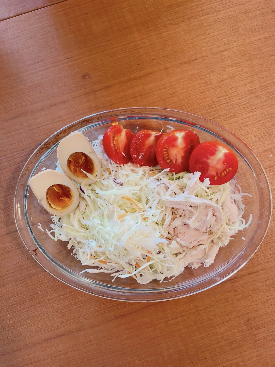 Shifonsejp's tweet photo. 身体作りのために週2で食べたのが、コンビニ商品で作る高タンパク質メニュー。千切りキャベツはビタミンCが取れるし食べ応えあって満腹感あり。鶏肉はキャベツの袋の中で割いて混ぜることで食べやすくなります。おにぎりは鮭。くん玉合わせるとタンパク質43g。安くて手軽、忙しいお昼に最高なんです。 https://t.co/XpJFyqpeGV