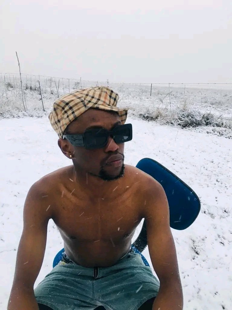 MasoAdam's tweet photo. @PastortheDJ kwalento yoba phone zenu zibene photos zika Zodwa Wabantu https://t.co/x3Vn0glxkr