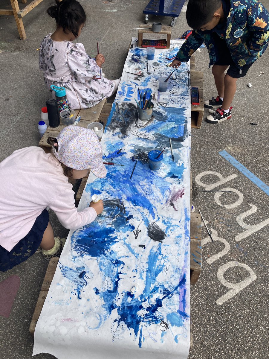 mtbrook70's tweet photo. Sky watching. The clouds are moving fast today. Blue sky, white wispy clouds, dark menacing clouds. Fantastic way to explore mixed media. @WeAreBDAT @EYFSatStPhilips @STPHILIPSCE #cloudwatching https://t.co/jyZwEVOaZd
