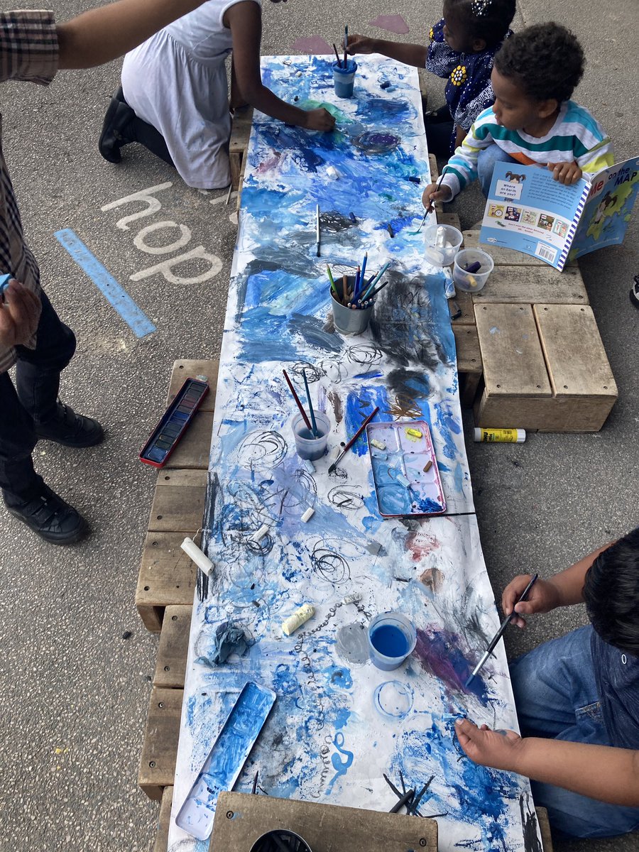 mtbrook70's tweet photo. Sky watching. The clouds are moving fast today. Blue sky, white wispy clouds, dark menacing clouds. Fantastic way to explore mixed media. @WeAreBDAT @EYFSatStPhilips @STPHILIPSCE #cloudwatching https://t.co/jyZwEVOaZd