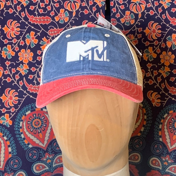 SSThrowback's tweet photo. So good I had to share! Check out all the items I'm loving on @Poshmarkapp from @iDinaMarie @tmiddlemistrose #poshmark #fashion #style #shopmycloset #columbia #capamerica #cupshe: https://t.co/fJgQCmQs57 https://t.co/Nz2xSwdjFe