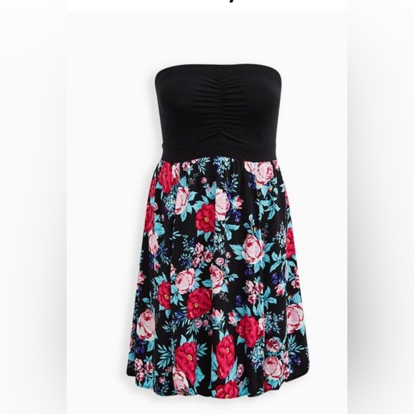 PauletteCronce's tweet photo. So good I had to share! Check out all the items I'm loving on @Poshmarkapp #poshmark #fashion #style #shopmycloset #torrid #lillypulitzer: https://t.co/TjVjJ5Ots2 https://t.co/xg1dmHcH3R