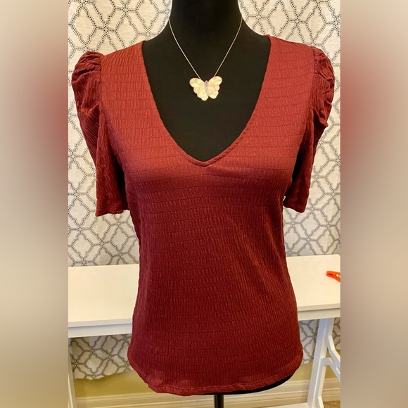 jenavon's tweet photo. So good I had to share! Check out all the items I'm loving on @Poshmarkapp #poshmark #fashion #style #shopmycloset #anewday #sharif: https://t.co/X3x7stWtXE https://t.co/pVKyFaZk7Z