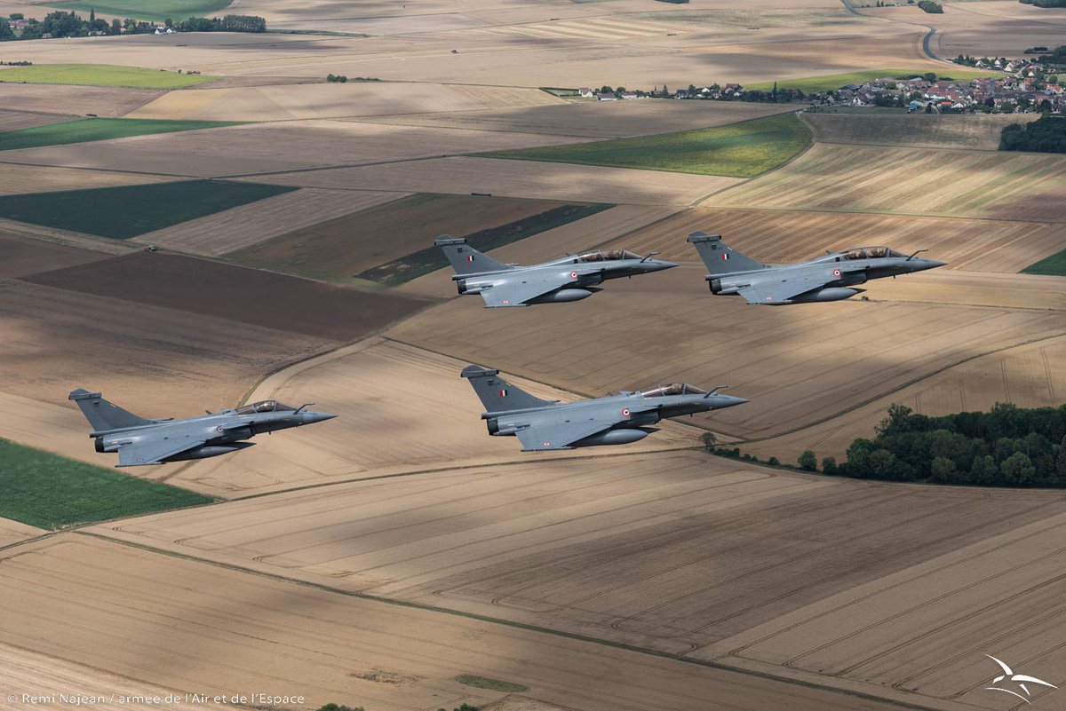 india_narrative's tweet photo. Indian Air Force and French Air Force Rafales practise over the Parisian skies to achieve perfect synchronisation for the upcoming #BastilleDay Parade
#INDefence #25YearsOfStrategicPartnership @IAF_MCC @Armee_de_lair https://t.co/VjhhNIUjFG