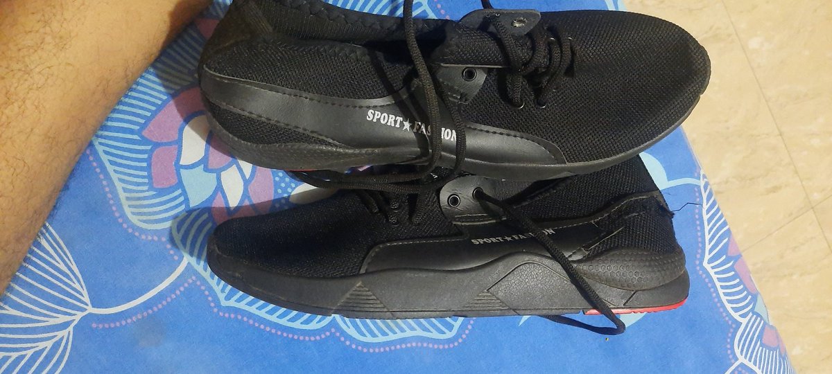 MannuStudent's tweet photo. @Flipkart I bought this shoe from FLIPKART app but they sent me this damage piece delivered in 8july2023 today 12 July 2023 I call them to return or refund. But the service provider told me sorry the return policy is not available. 
Mannusharmafearless@gmail.com https://t.co/K3OKPmYTkq