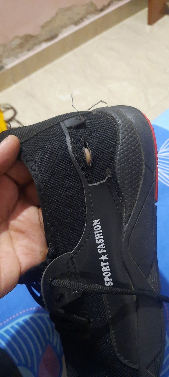 MannuStudent's tweet photo. @Flipkart I bought this shoe from FLIPKART app but they sent me this damage piece delivered in 8july2023 today 12 July 2023 I call them to return or refund. But the service provider told me sorry the return policy is not available. 
Mannusharmafearless@gmail.com https://t.co/K3OKPmYTkq