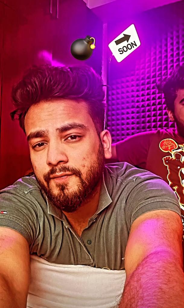 _ROUT_ARMAN_'s tweet photo. ELVISH YADAV X FUKRA INSAAN
Jio cinema stocks be like 📈📈📈
Abhi to gand fad muqabla hoga nd now abhishek bhai ko ko bolke dikha uske ghar walo par bhai sath khada hai uska jo winner bane we support both #BiggBossOTT2 #ElvishYadav #FukraInsaan #AbhishekMalhan #youtubecomunity https://t.co/nbHWC1RPjV