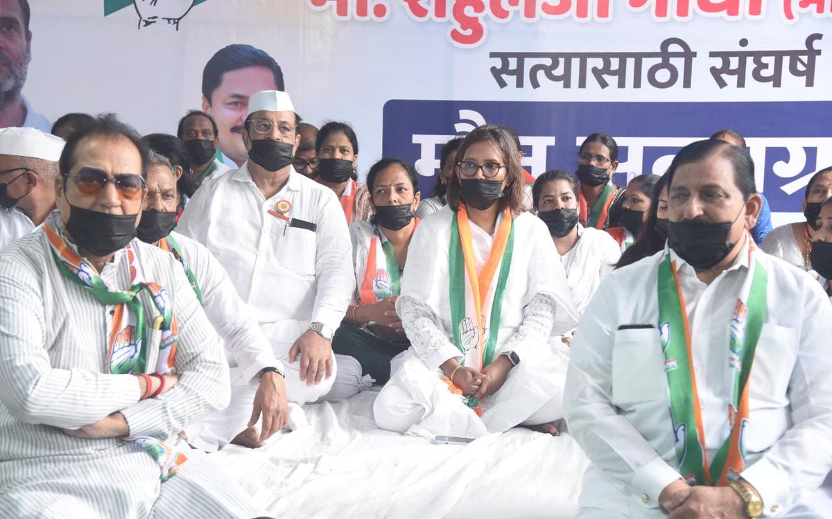 VarshaEGaikwad's tweet photo. तुम जम्हूरियत के दीये को बुझाना चाहो पर बुझा न पाओगे, 
ये है देन उस महात्मा की, तुम इसे छीन तो न पाओगे

📍 मौन सत्याग्रह, मुंबई https://t.co/CEPpuQrYQl