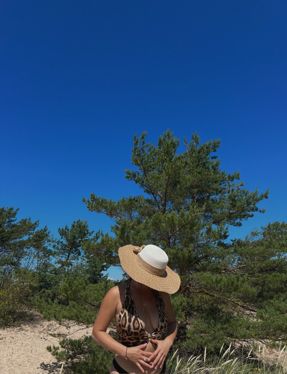 EarthBabee's tweet image. #NaturePhotography #bighat #woman