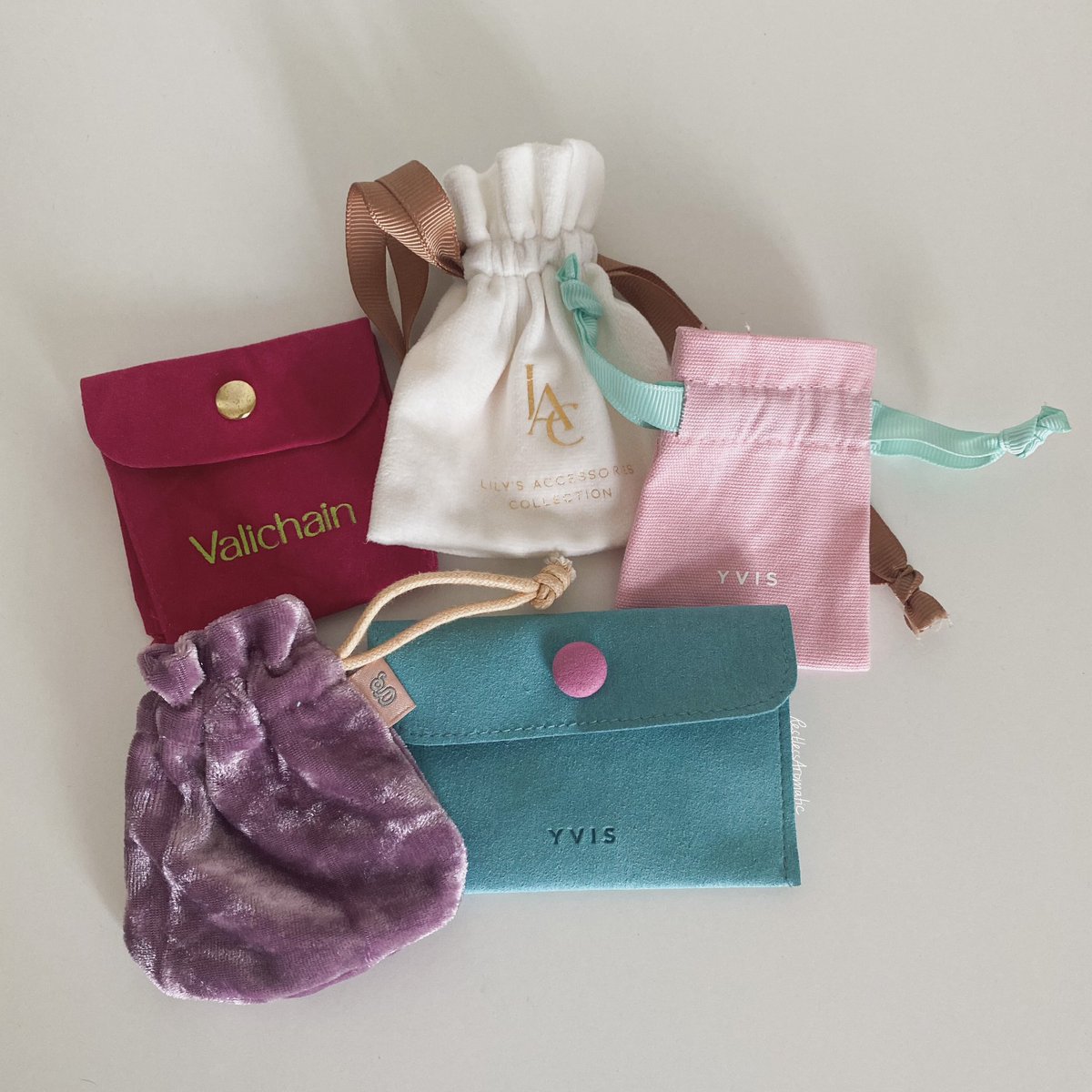 ซองแถมต่างหูแบรนด์ไทย เห็นการดีไซน์ด้วยว่าใส่ใจอะไรบ้าง อย่าง Valichain คือปังสุด แถมทุกออเดอร์ ซองหมุดมีผ้าเช็ด ด้านในมีช่องแยกอีก เข้ากับการใช้งาน ดูหรูหรา รึ YVIS ที่แถมซองเรียบๆแต่ practical สีสุ่มก็น่ารัก ตุ้มหูเขาไม่แพงจะแถมบางออเดอร์น้า ของแถมมีต้นทุน แต่ดีต่อใจ