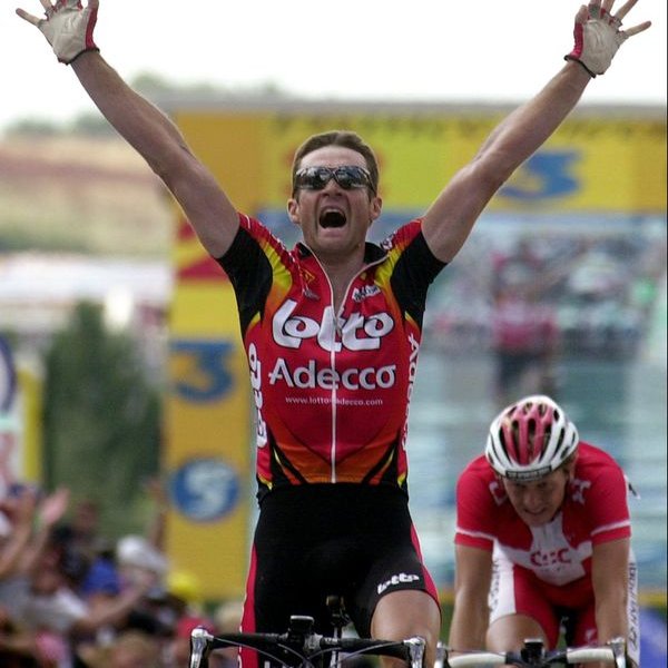 jonas_creteur's tweet photo. Vandaag passeert de #TDF2023 door Montluçon, de gemeente die voor altijd verbonden zal zijn met wijlen Serge Baguet & zijn ritzege in de Tour 2001.

Waarna hij een van de mooiste wielerquotes ooit uitsprak: 'Goh Lelli, a'tem windegen, ik dee 'em duud'

Gevolgd door een bloedmooie, emotionele omhelzing met wijlen Jef Braeckevelt, de ploegleider die Serge letterlijk van het dak had gehaald.

Rust zacht Serge en Jef.