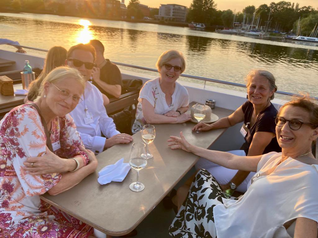 ManjaSchuele's tweet photo. Klügstes Schiff des Landes: Mit neu berufenen Profs &amp; Gewinner*innen von #Landeslehrpreis &amp; #PostdocPreis auf der MS Belvedere über die Havel schippern - anregender geht's kaum! Ihre Ideen &amp; Innovationen halten #WissenschaftBB auf Zukunftskurs!🙏#BLHP &amp; @HPI_DE für Unterstützung! https://t.co/9VAklb3sfv