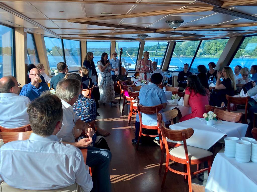 ManjaSchuele's tweet photo. Klügstes Schiff des Landes: Mit neu berufenen Profs &amp; Gewinner*innen von #Landeslehrpreis &amp; #PostdocPreis auf der MS Belvedere über die Havel schippern - anregender geht's kaum! Ihre Ideen &amp; Innovationen halten #WissenschaftBB auf Zukunftskurs!🙏#BLHP &amp; @HPI_DE für Unterstützung! https://t.co/9VAklb3sfv