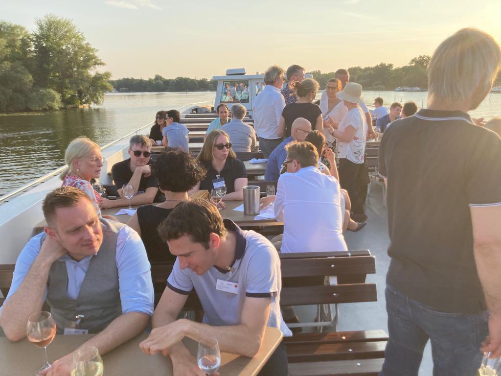 ManjaSchuele's tweet photo. Klügstes Schiff des Landes: Mit neu berufenen Profs &amp; Gewinner*innen von #Landeslehrpreis &amp; #PostdocPreis auf der MS Belvedere über die Havel schippern - anregender geht's kaum! Ihre Ideen &amp; Innovationen halten #WissenschaftBB auf Zukunftskurs!🙏#BLHP &amp; @HPI_DE für Unterstützung! https://t.co/9VAklb3sfv