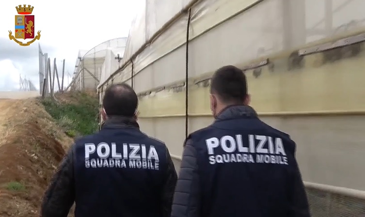 caltalive's tweet photo. Caltanissetta, la Polizia di Stato esegue otto misure cautelari in ordine al fenomeno del caporalato e dello sfruttamento lavorativo nelle provincie di Caltanissetta ed Agrigento.

I lavoratori sarebbero stati costretti ad accettare paghe esigue ed

https://t.co/wESQaZg8Dd https://t.co/88PUA5yGB5
