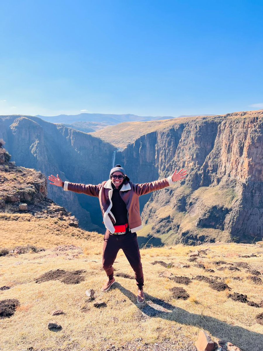 rayray_mosoeu's tweet image. Yet another day around the damn sun 🌞.
Balloons are all over my profile 🥳🎈🎊
Cheers to Le_Life dear self 🍾🥂
#chapter30 #cancerian