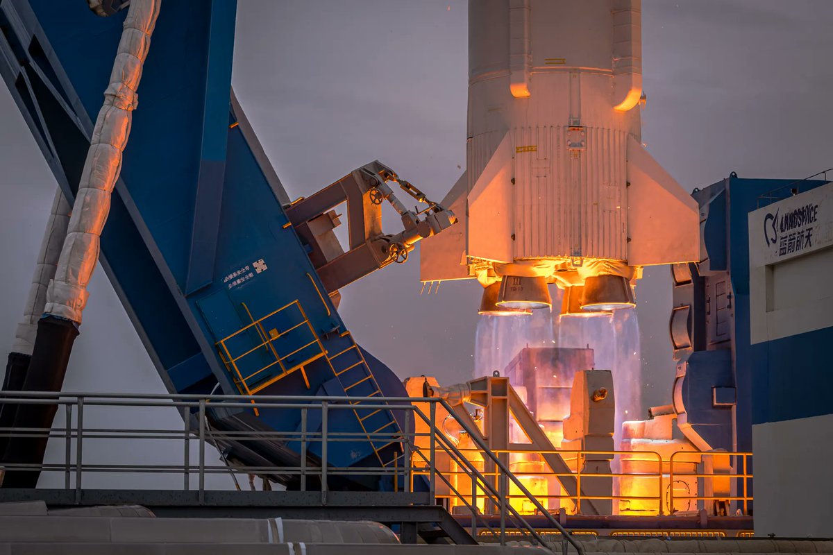 CNSAWatcher's tweet photo. 📸Wow! Close-up look at Zhuque-2 Y2 launch. Nice shot of the methane CH4 flame. Credit: LandSpace, @byspto https://t.co/rVBOMHXfn6
