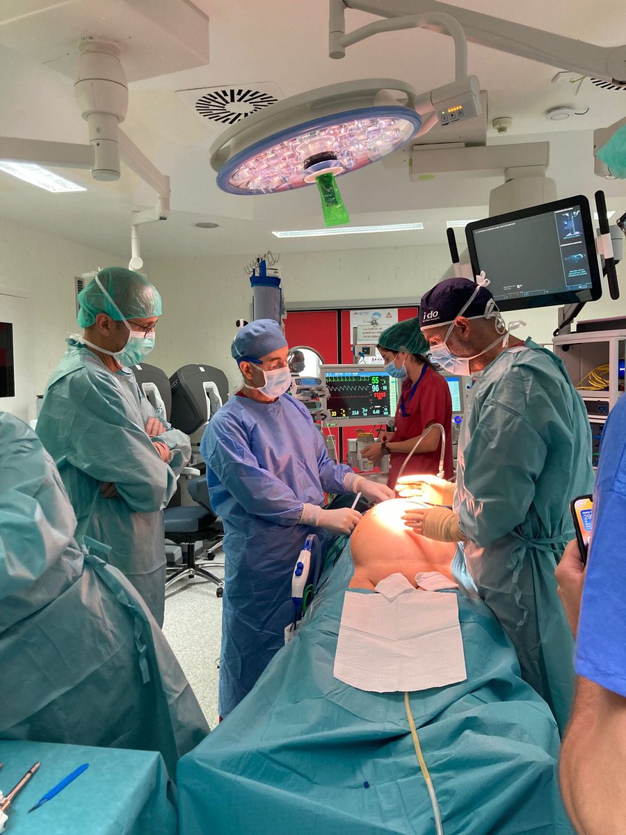 asierleivar's tweet photo. Ayer primera prostatectomía robótica con #DaVinciXi con #DobleConsola y #tablemotion de #Intuitive en #HospitalLaPaz gran labor de equipo. Muchas mas cirugías en nuestro curso #UroLap2023 25-27 oct @Susrv1968 @luis_mpineiro @InfoAeu @EndoLapRobAEU @ResidentesAEU @CAU_URO @Uroweb https://t.co/FF5hjV8yz9