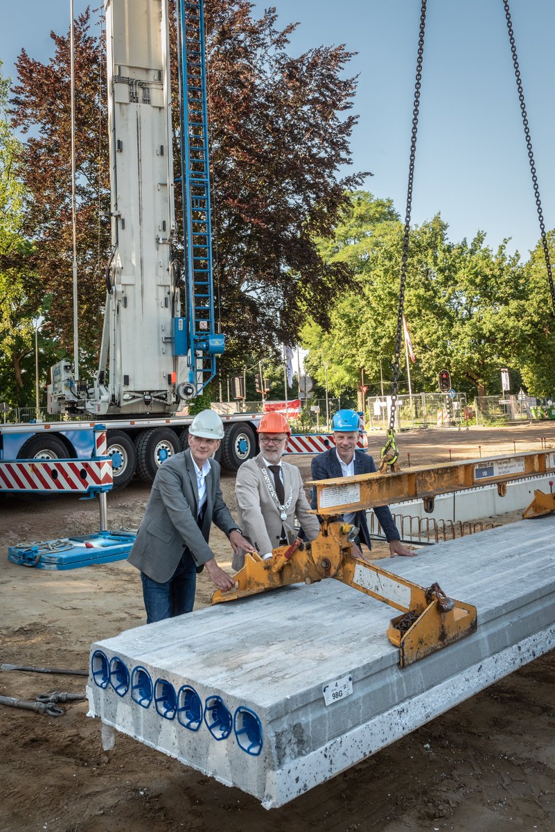 #NieuwbouwGemeentehuis | Het was gister een feestelijke dag in De Steeg. Burgemeester @carolvaneert, wethouder <a href="/DKlomberg/">Dorus Klomberg</a> en Fabian Bovenlander (directeur van aannemer Van Wijnen), legden de eerste vloerdelen, het fundament, voor het nieuwe, duurzame gemeentehuis.