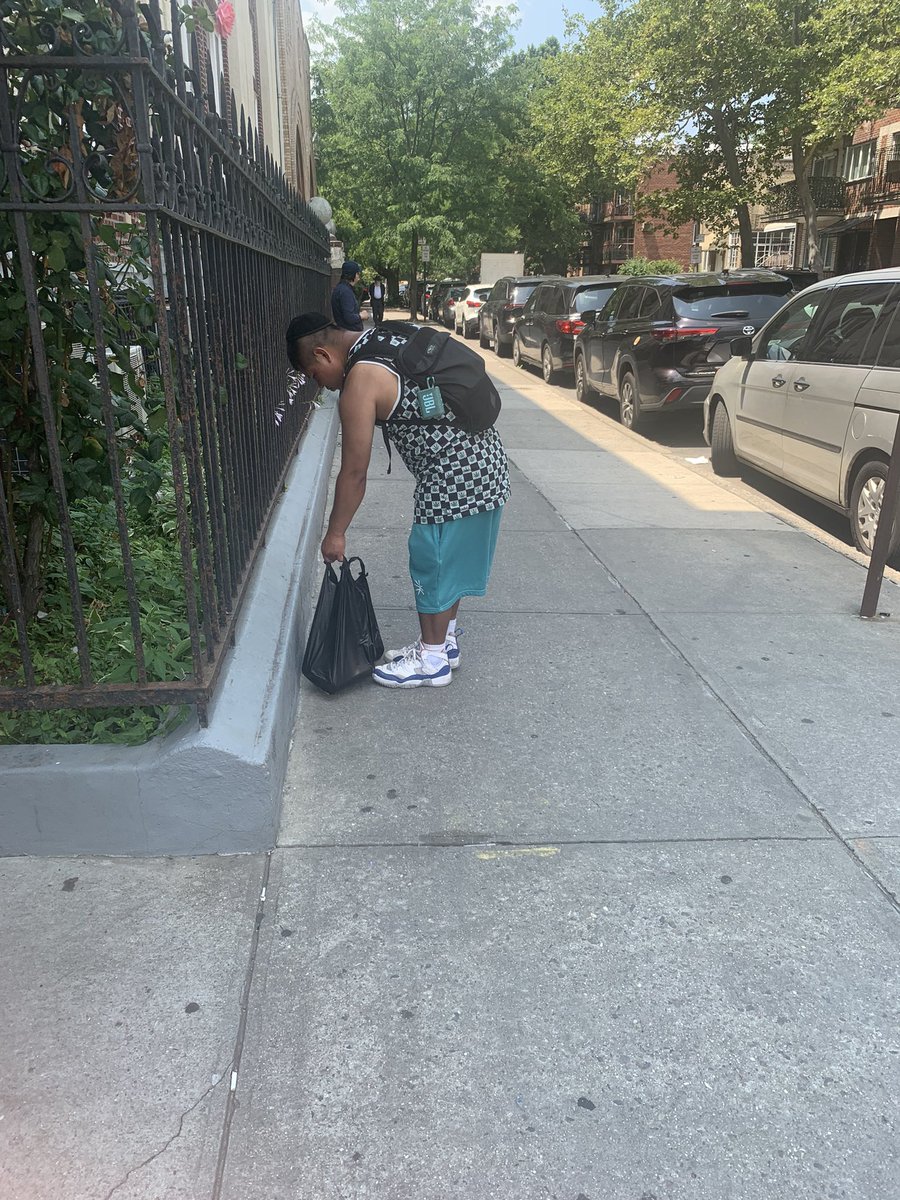 chaptzem's tweet photo. Another week in Boro Park. https://t.co/mpQV8l60Kb