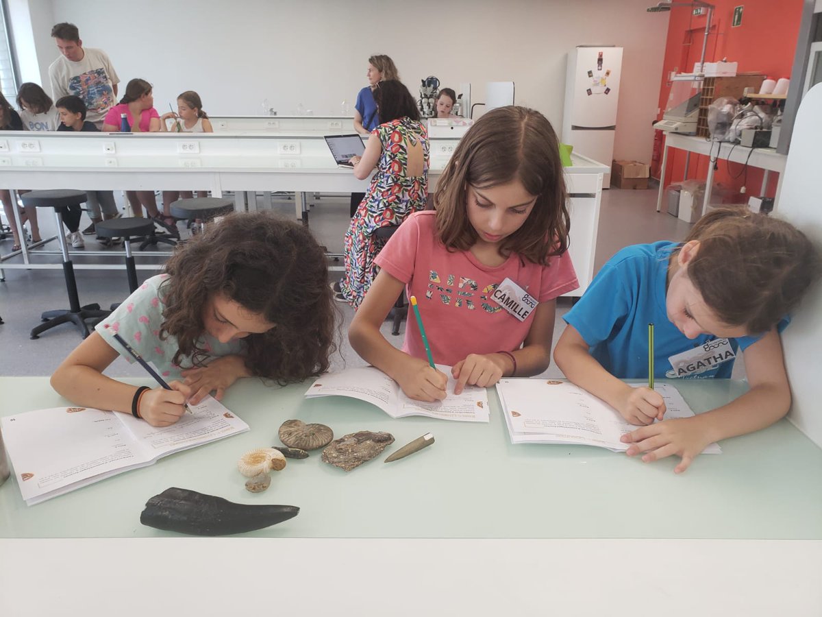 genopolys's tweet photo. C'est parti pour le 3em jour de la SummerSchool de @genopolys  🤩
Hier, les petits ont continué de découvrir la Paléontologie. Ils ont également regardé du pollen au microscope à @Eye_INM  !
@CNRS_OccitaniE
@InsermOccMed
@umontpellier
@INRAE_OCC_MPL https://t.co/RXdcVmtCaI