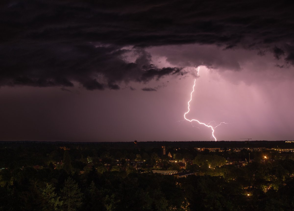 Lekker onweertje afgelopen nacht <a href="/Zeist/">Alex van zeist</a> #onweer <a href="/helgavanleur/">Helga van Leur ☀</a>
<a href="/weermanrobert/">➡️ Robert de Vries</a>
<a href="/Weerplaza/">Weerplaza.nl</a>
<a href="/BuienRadarNL/">Buienradar</a>
<a href="/WNLVandaag/">WNL Vandaag</a>
<a href="/StormchaserNL/">Wouter van Bernebeek</a>
<a href="/WilliamHuizinga/">William Huizinga</a>
@weermanreinier