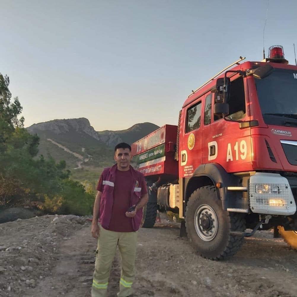 İzmir’de, Orman Yangınına müdahale ederken yaralanan Mustafa GÜRPINAR kardeşimiz Şehit olmuştur.

Belki haber bile olmayacak ama siz yine de bilin..

Tek bir ağaç yanmasın diye canını ortaya koyan, #YeşilVatan hep yeşil kalsın diye can veren Ormanın Kahramanları iyi ki varsınız.