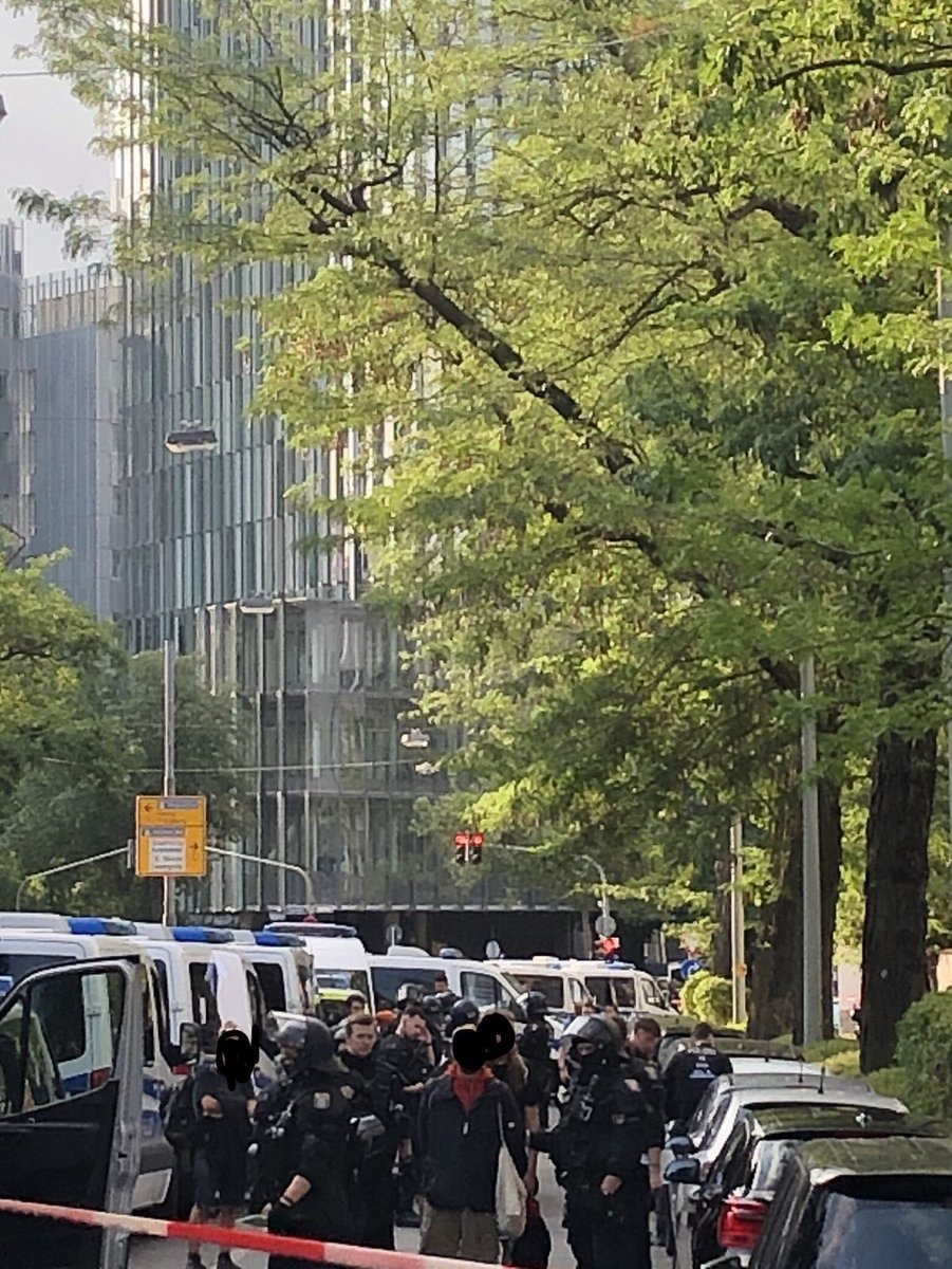 Die Räumung der besetzten @DieDruckerei069 in #Frankfurt-Bockenheim läuft. Kommt vorbei und zeigt eure Solidarität! Und: Aus Trauer wird Wut. Vergessen wir nicht, wer verantwortlich ist.