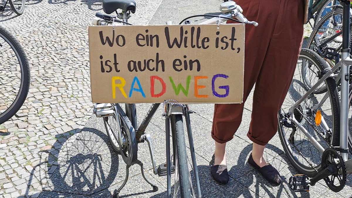 ADFC Bundesverband (@fahrradclub) on Twitter photo Zu schmal, plötzlich endend oder erst gar nicht vorhanden: In vielen Orten sind Radwege nur schlecht ausgebaut. Wie sieht es bei dir aus, wie zufrieden bist du mit den Radwegen in deinem Ort? 💬
Wie gute Radwegenetzwege sein sollten: 👉adfc.de/artikel/qualit… Zu schmal, plötzlich endend oder erst gar nicht vorhanden: In vielen Orten sind Radwege nur schlecht ausgebaut. Wie sieht es bei dir aus, wie zufrieden bist du mit den Radwegen in deinem Ort? 💬
Wie gute Radwegenetzwege sein sollten: 👉adfc.de/artikel/qualit…