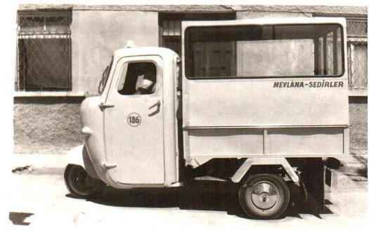 HafKonya's tweet photo. PIRPIR / ARÇELİK

1970'li yıllardan 1980'lerin başına kadar Konya'da insan taşımacılığında yaygın olarak bu triportörler kullanılırdı. Markası İtalyan Lambretta, modeli de Innocenti'dir.

#Konya #arcelik #pırpır https://t.co/uTnTtg3mWf