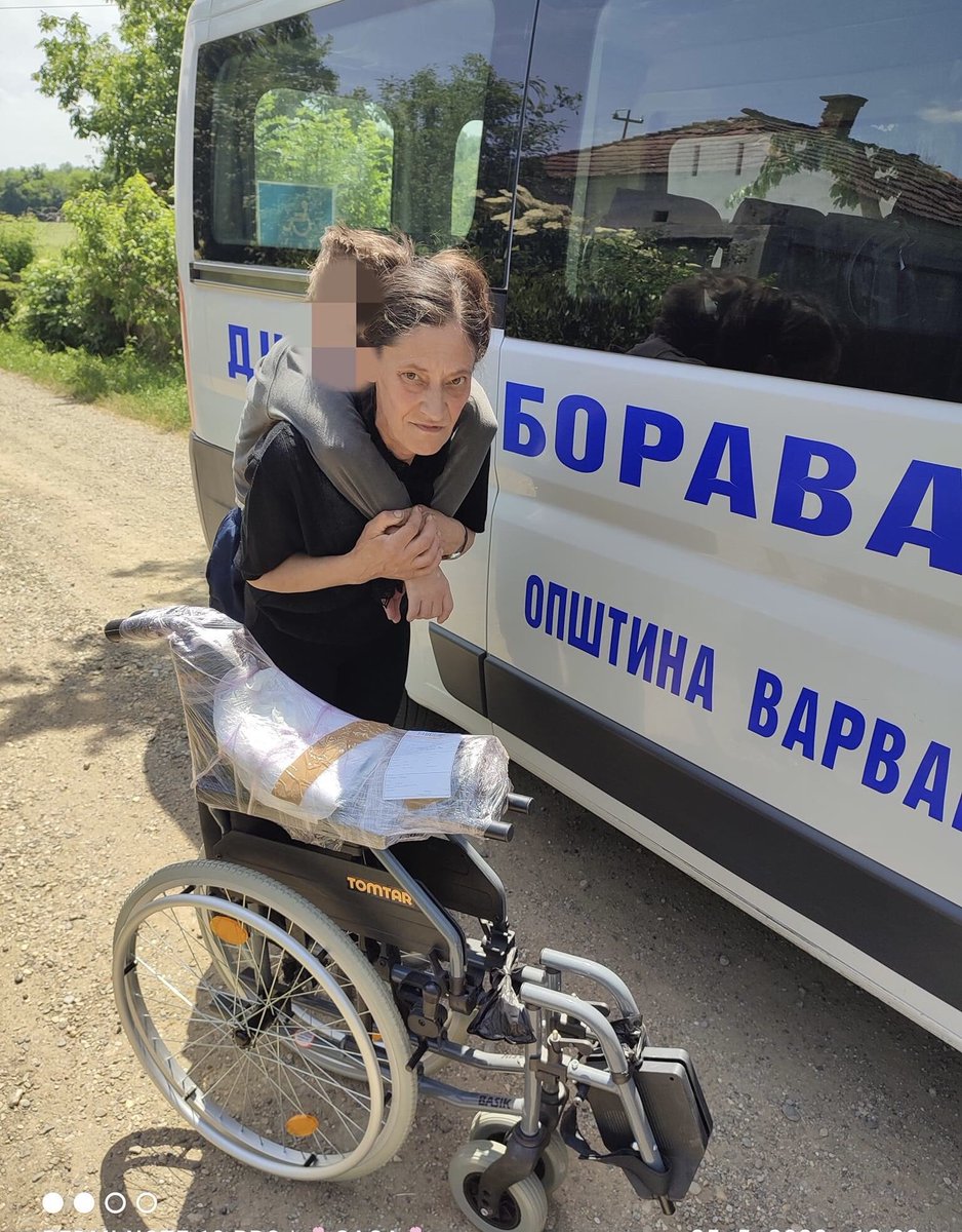 catwoman0506's tweet photo. Sećate se svi ove žene! Mene je šlog udario kada sam videla kako ovo dete, koje boluje od paralize, nosi na ledjima svakog dana. Onaj očaj i svu patnju koji sam videla na njenom licu, kada se pojavila prva slika, ostaće mi urezana do kraja života. Fond je rekao da dete ne ispunjava uslove za dobijanje kolica. Nakon moje objave i poziv donatoru kolica, Fond se oglasio i obećao da ih kupiti. Nakon 7 dana, odgovaraju da ne mogu da nadju pravni osnov da kupe kolica za ovo dete. Donatorka se pojavila, kolica smo poslali ženi.
Za botove imate pravni osnov ološi nad ološima? Zbog ove žene i ostale bolesne dece, patnji roditelja, ne sme nikada da vam se oprosti, još manje zaboravi! 
Jesi li na ovo ponosan Vučiću i Ana Brnabić, sto ovakvim ljudima uskraćujete pomoć zbog plaćanja botova?