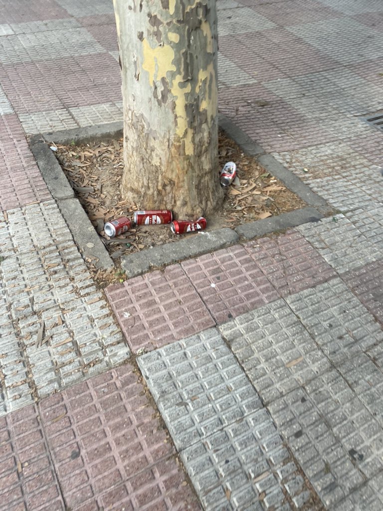 ReichPp's tweet photo. Estaría bien que iniciaran en su nueva candidatura mejoras en la limpieza de nuestra ciudad, una pena ver Leganes sucia y con mal olor. Fotos 7:44 AM https://t.co/C6aSlrDI5T