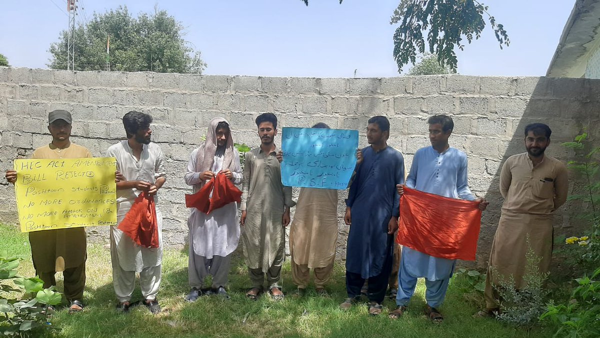 KakarRazaqAsim's tweet photo. ہرنائی
پشتون سٹوڈنٹس فیڈریشن گورنمنٹ ڈگری کالج ہرنائی کے صدر سید داؤد شاہ کے صدارت میں وفاقی حکومت ہائر ایجوکیشن کمیشن ترمیمی بل 2023 کے خلاف احتجاج ریکارڈ کیا گیا.
#PSF | #HECAmendmentBillRejected
@M_Ihtisham03 | @Tahirshahkakar5 | @PSFBaluchistan | @PSFMarkaz https://t.co/C7SXJMF5Xc