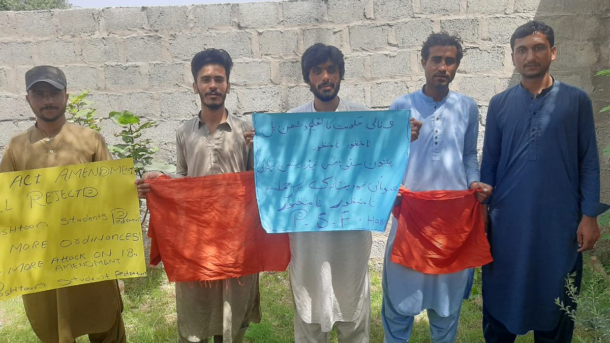 KakarRazaqAsim's tweet photo. ہرنائی
پشتون سٹوڈنٹس فیڈریشن گورنمنٹ ڈگری کالج ہرنائی کے صدر سید داؤد شاہ کے صدارت میں وفاقی حکومت ہائر ایجوکیشن کمیشن ترمیمی بل 2023 کے خلاف احتجاج ریکارڈ کیا گیا.
#PSF | #HECAmendmentBillRejected
@M_Ihtisham03 | @Tahirshahkakar5 | @PSFBaluchistan | @PSFMarkaz https://t.co/C7SXJMF5Xc