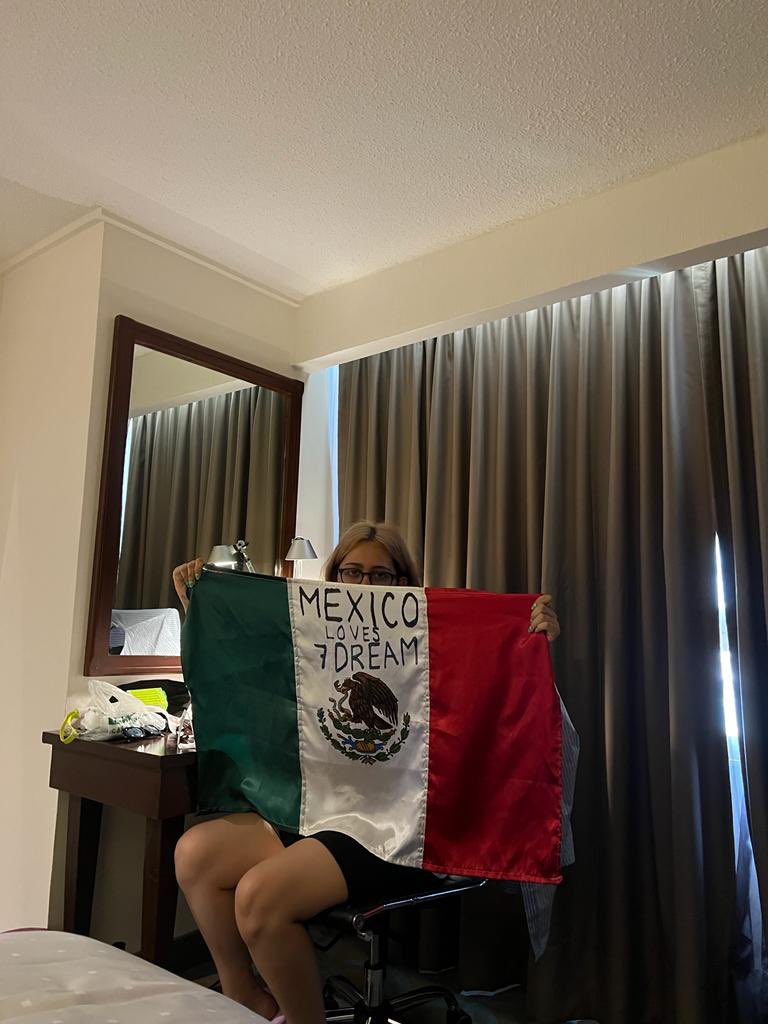 myderyx's tweet photo. ES NUESTRA BANDERA!!!!! jaemin te amo https://t.co/YMsrufA7oX