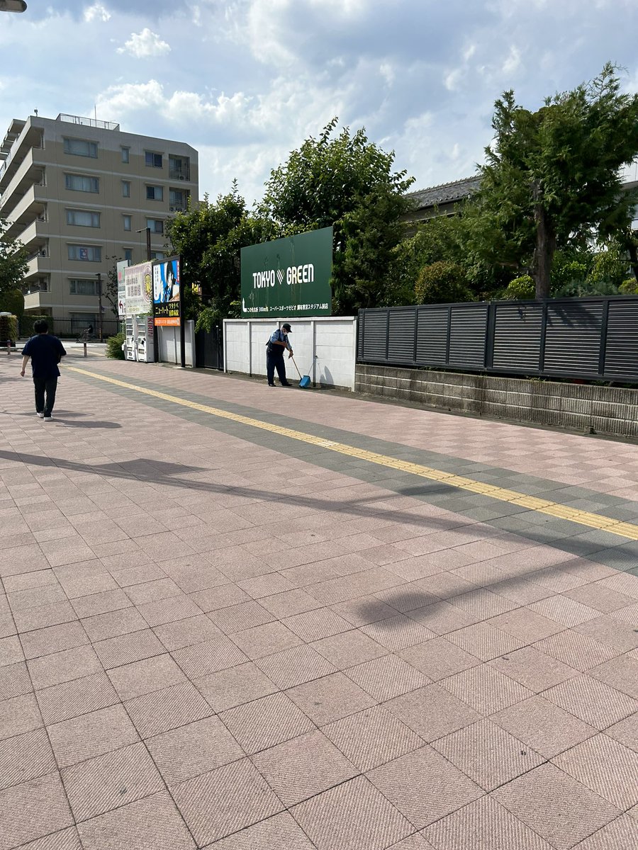 Snts1990's tweet photo. 警官が掃除をしてます https://t.co/8TacS9mmoD