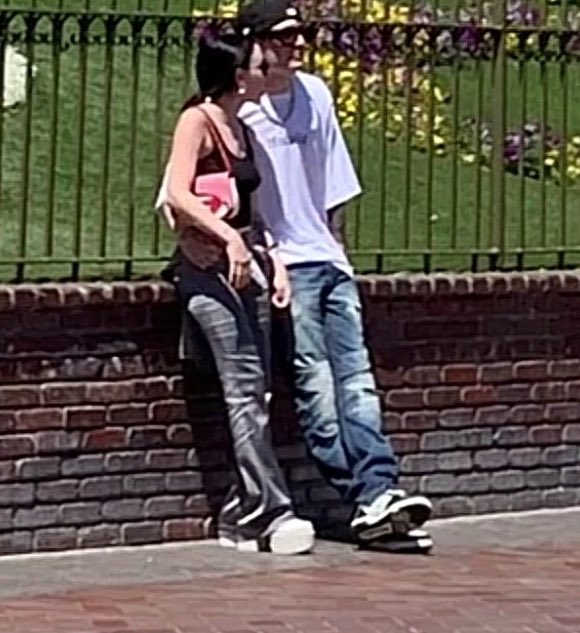porktendencia's tweet image. "Peso Pluma" y "Nicki Nicole": 
Porque se les vio juntos en Disneyland.