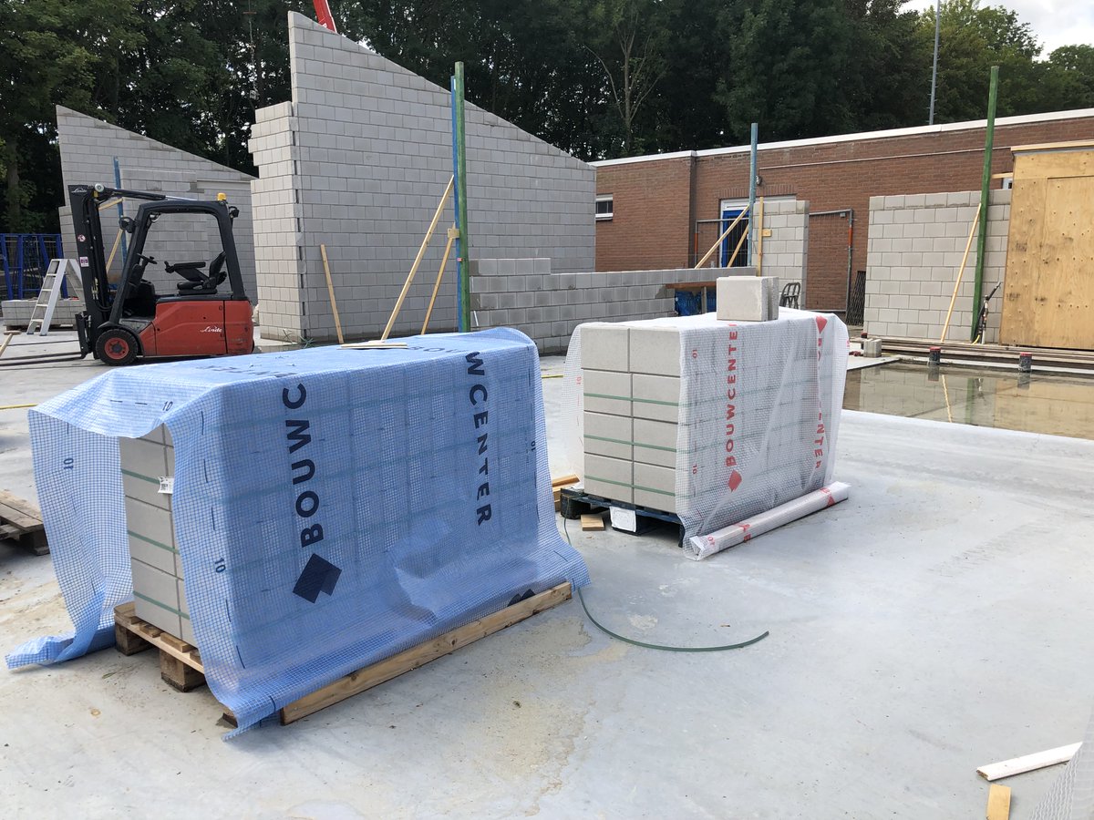 BIABeton's tweet photo. WERKBEZOEK DBGC SPORTCOMPLEX OUDE TONGE 6 Juli 2023. Coen de Jong van Bouwcenter Esselink Middelharnis heeft de Vellingkantblokken . . https://t.co/EDneOirUbO https://t.co/TkSHw5wDbY