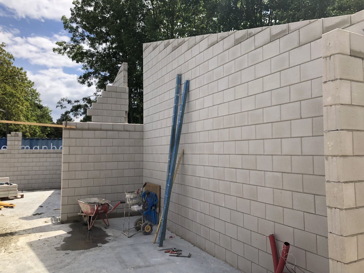 WERKBEZOEK DBGC SPORTCOMPLEX OUDE TONGE 6 Juli 2023. Coen de Jong van Bouwcenter Esselink Middelharnis heeft de Vellingkantblokken . . bia-beton.nl/actueel/werkbe…