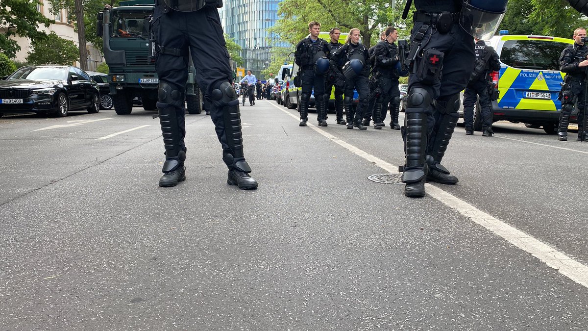 #DieDruckerei in #Frankfurt #Bockenheim wird gerade geräumt! Ein massives Polizei Aufgebot ist vor Ort. Verantwortlich für die Räumung der #Besetzung ist die @goetheuni.