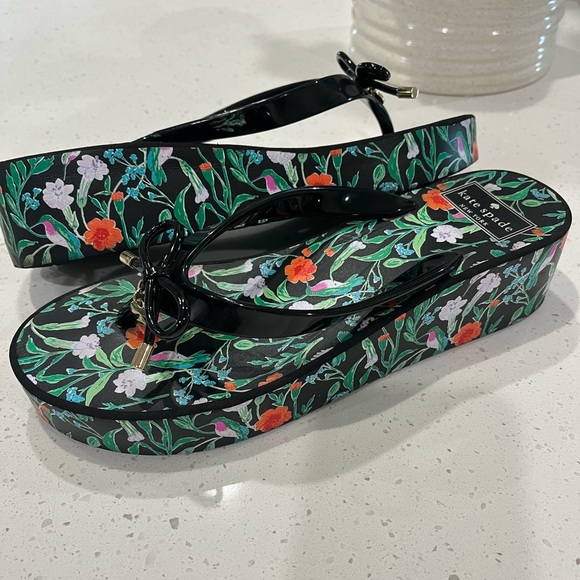 michell59412440's tweet photo. So good I had to share! Check out all the items I'm loving on @Poshmarkapp #poshmark #fashion #style #shopmycloset #katespade: https://t.co/sraUeQfNCj https://t.co/NVArMlo2gp