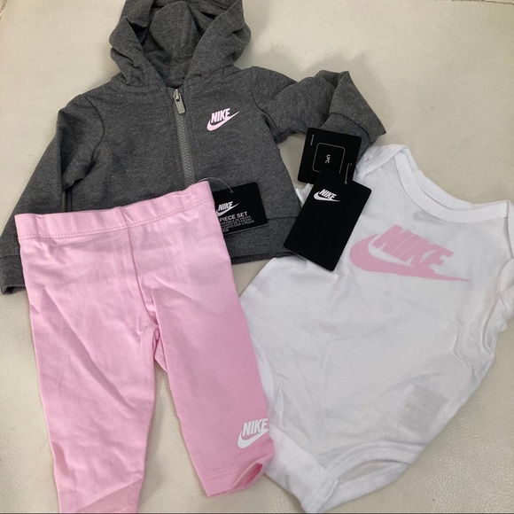 vintage_mod's tweet photo. So good I had to share! Check out all the items I'm loving on @Poshmarkapp #poshmark #fashion #style #shopmycloset #nike #michaelkors #kinly: https://t.co/3UKXVX1Xl1 https://t.co/wMtT9gPbhs