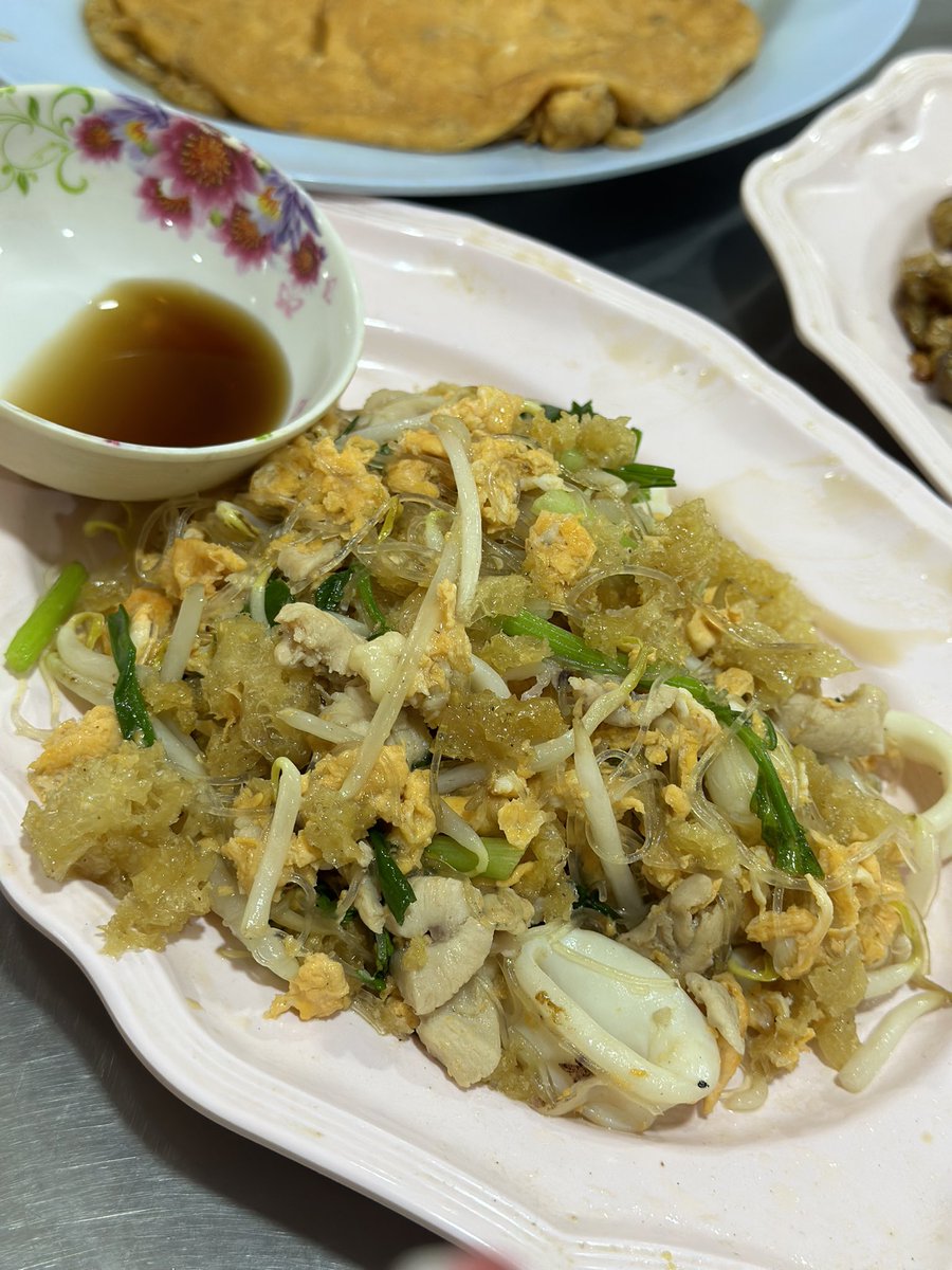 Chainwarakorn's tweet photo. โหงว คือที่! ของร้านข้าวต้ม ต่อคิวไม่นานเท่ารออาหาร
แต่พอกินก็คือหายเหนื่อยกับการรอ อยากกินอีกง่ะ #อร่อย #ชวนชิม
 #รังสิต https://t.co/tx85609rj4