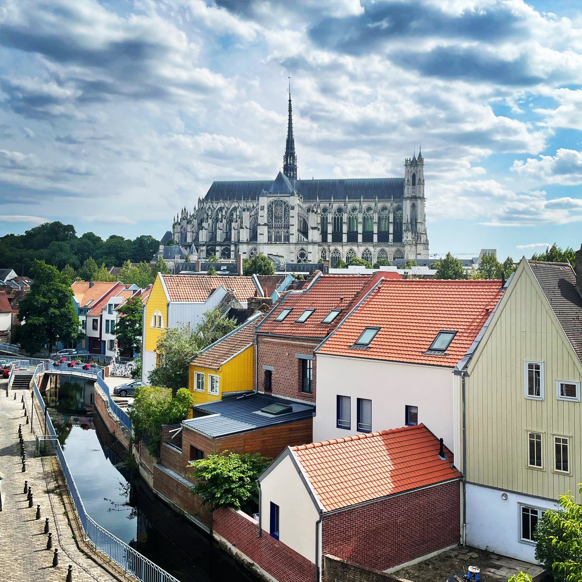 Jolie vue sur Notre-Dame depuis les toits du quartier Saint-Leu… #amiens