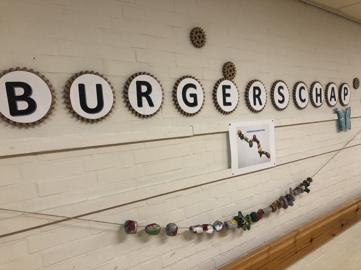 Burgerschapsvorming bij <a href="/KonVisio/">Koninklijke Visio</a> onderwijs Breda. Leerlingen hebben een vriendschapsketting gemaakt die symboliseert de samenwerking tussen Visio en de school voor special needs in Ethiopië