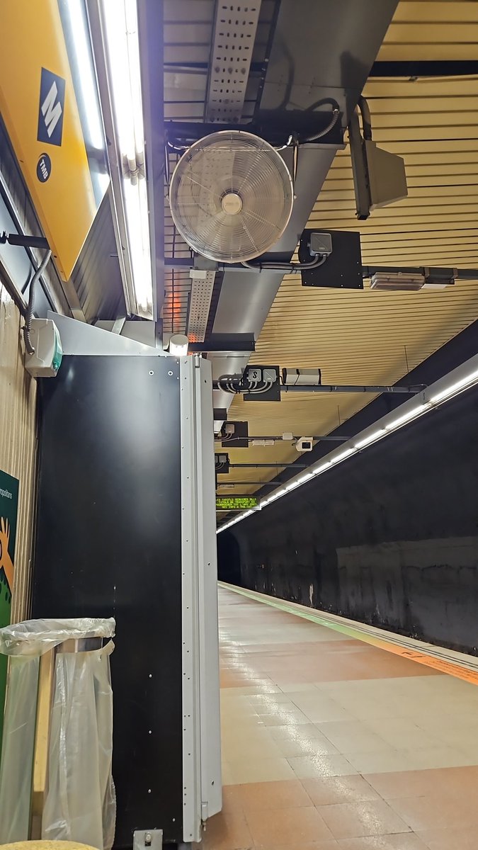 Pyrasera's tweet photo. @TMBinfo estaria bien qe hubiera un ventilador en los andenes...como en verdaguer, al menos algo hace, es insoportable el calor en TODAS las estaciones https://t.co/EP9puWuRmd
