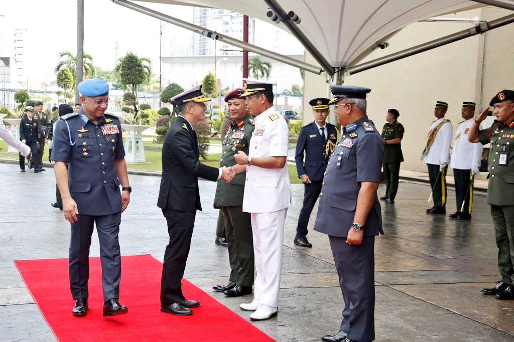 tldm_rasmi's tweet photo. Selamat datang, sahabat
Laksamana Tan Sri Abdul Rahman bersama barisan pengurusan tertinggi ATM menyambut kedatangan VAdm Aaron Beng, Panglima Angkatan Tentera Singapura ke Wisma Pertahanan.
VAdm Aaron Beng telah mengambil alih sebagai PAT pada 10 Mac lalu.
#MAFUpdate https://t.co/iuYu9UvIs4