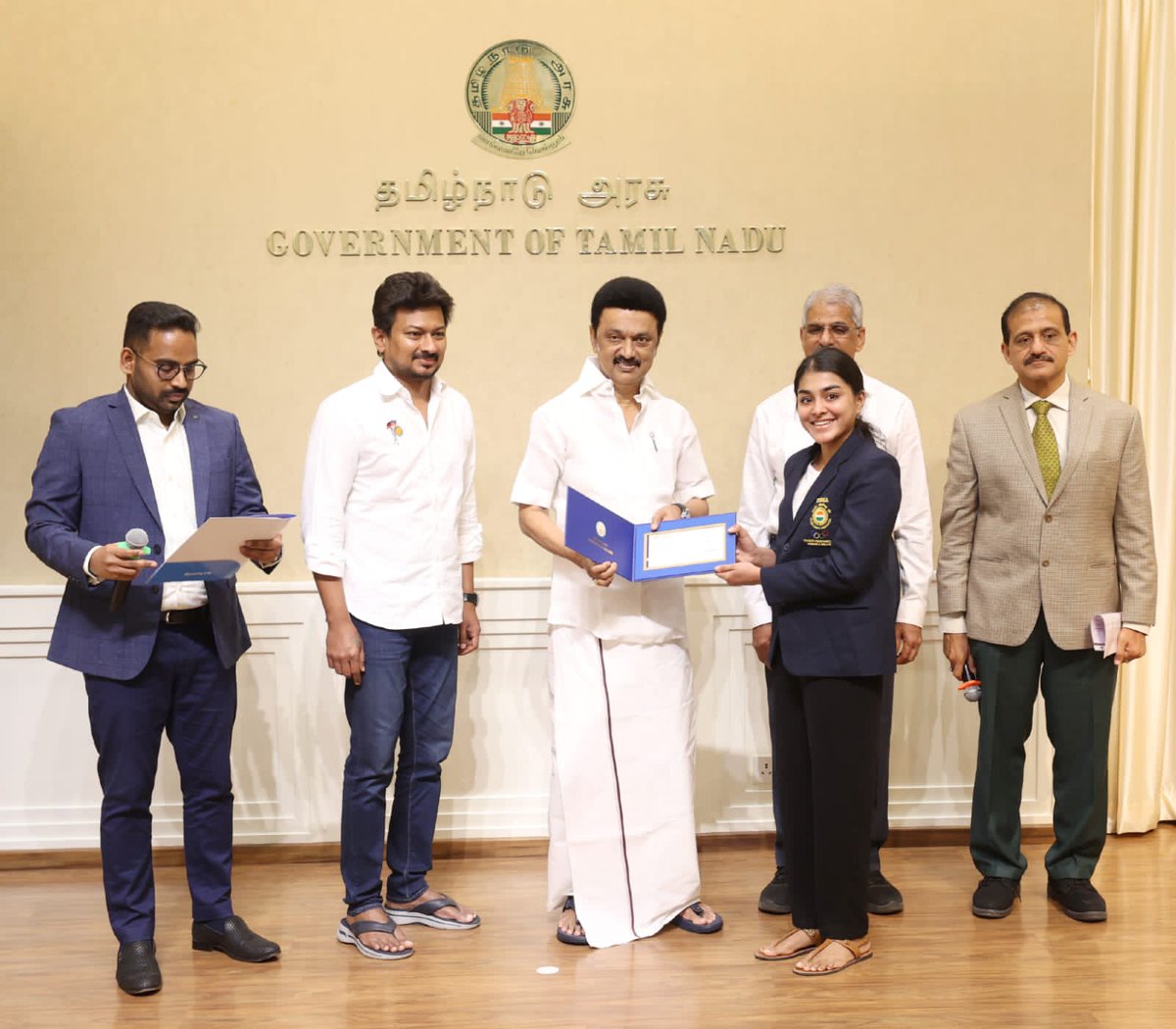 Udhaystalin's tweet photo. தேசிய & பன்னாட்டு அளவிலான விளையாட்டுப் போட்டிகளில் பல்வேறு பட்டங்களையும் பதக்கங்களையும் வென்ற தமிழ்நாட்டின் 90 வீரர் - வீராங்கனைகளின் சாதனைகளை போற்றும் விதமாக, மாண்புமிகு முதலமைச்சர் @mkstalin அவர்கள், ரூ.5 கோடியே 96 லட்சத்து 75 ஆயிரத்தை உயரிய ஊக்கத்தொகையாக (#HighCashIncentive) தலைமைச் செயலகத்தில் இன்று வழங்கி வாழ்த்தினார்கள்.
தமிழ்நாட்டிற்கு பெருமையையும், விளையாட்டு உலகில் சாதிக்கத் துடிப்போருக்கு தன்னம்பிக்கையையும் தந்த நம் வீரர்களை பாராட்டினோம்.
@SportsTN_ @Atulyamisraias @jmeghanathreddy