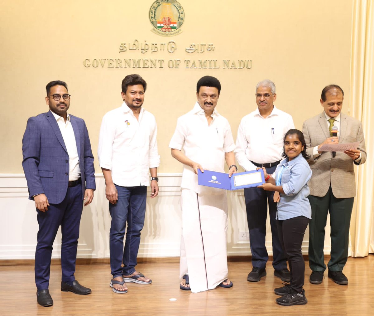 Udhaystalin's tweet photo. தேசிய & பன்னாட்டு அளவிலான விளையாட்டுப் போட்டிகளில் பல்வேறு பட்டங்களையும் பதக்கங்களையும் வென்ற தமிழ்நாட்டின் 90 வீரர் - வீராங்கனைகளின் சாதனைகளை போற்றும் விதமாக, மாண்புமிகு முதலமைச்சர் @mkstalin அவர்கள், ரூ.5 கோடியே 96 லட்சத்து 75 ஆயிரத்தை உயரிய ஊக்கத்தொகையாக (#HighCashIncentive) தலைமைச் செயலகத்தில் இன்று வழங்கி வாழ்த்தினார்கள்.
தமிழ்நாட்டிற்கு பெருமையையும், விளையாட்டு உலகில் சாதிக்கத் துடிப்போருக்கு தன்னம்பிக்கையையும் தந்த நம் வீரர்களை பாராட்டினோம்.
@SportsTN_ @Atulyamisraias @jmeghanathreddy